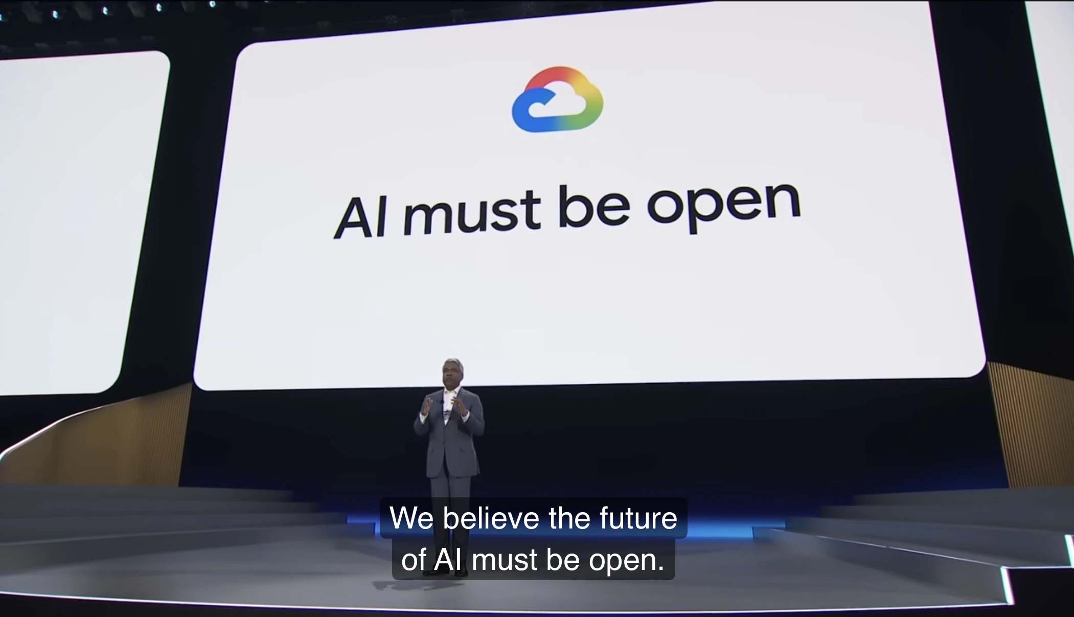 Thomas Kurian 在 Google Cloud Next ’26 開幕演講說明 AI 必須開放,背景投影片與英文字幕顯示原句