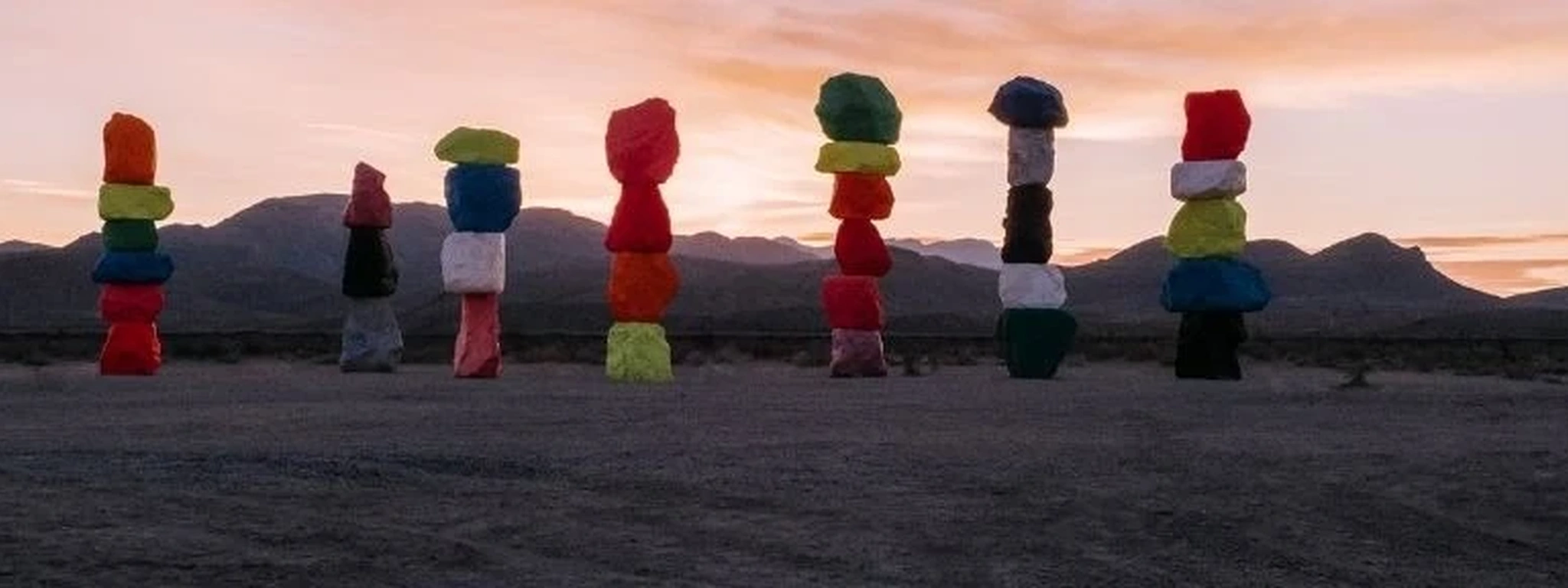 象徵堆疊平衡與階段規模化的彩色藝術石柱 Seven Magic Mountains