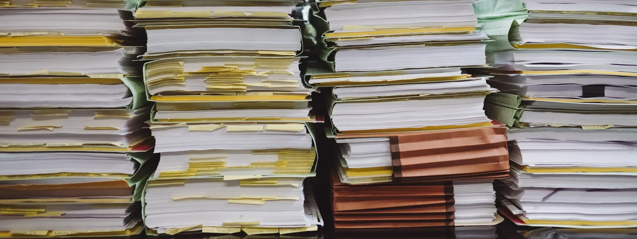 成疊的文件資料夾堆放整齊，象徵自動合併多份試算表