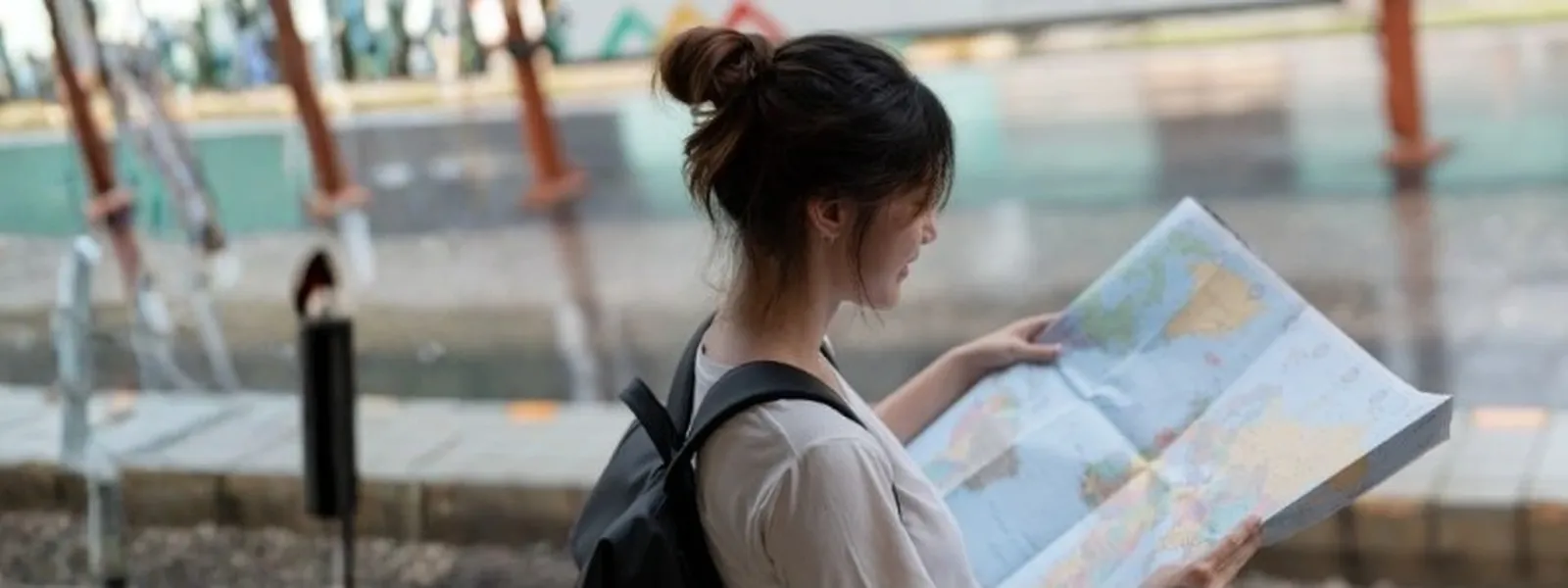 旅人在月台手握地圖探索未知，象徵企業踏上 AI 導入與工作流程評估的旅程