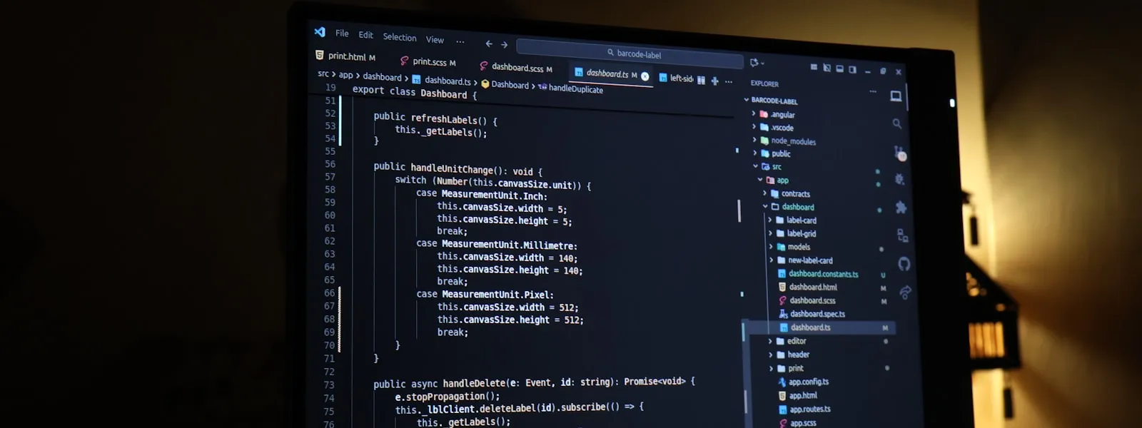 螢幕上顯示程式碼編輯器的 TypeScript 類別內容