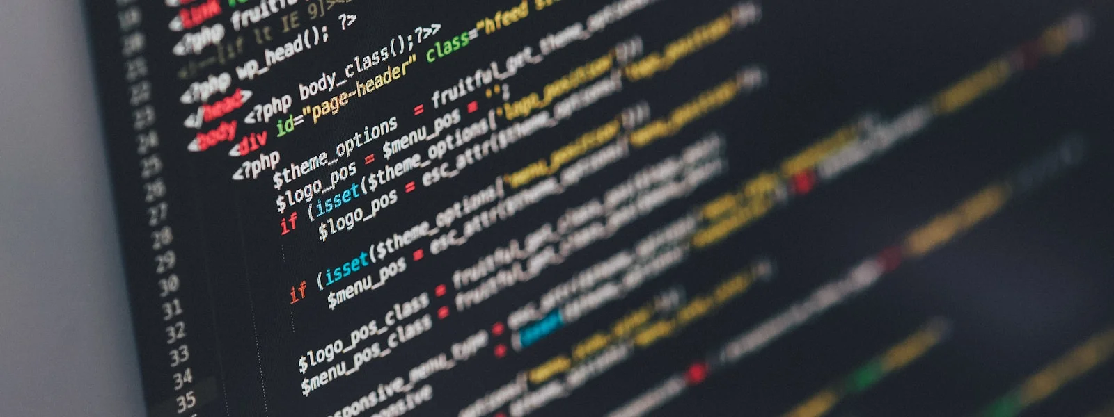 螢幕上的程式碼特寫，代表用 Chrome DevTools 替換線上檔案的前端除錯技巧