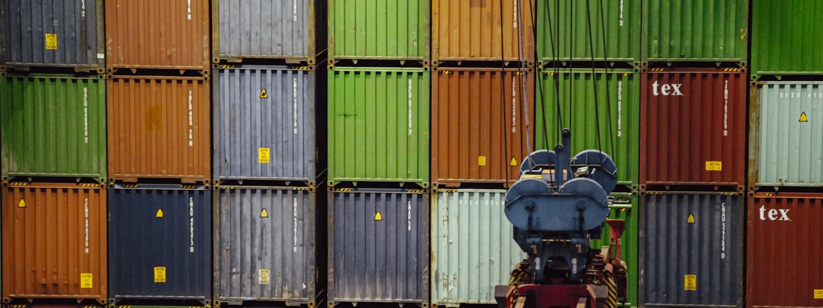 彩色貨櫃堆疊，象徵 Docker 容器化打包的概念