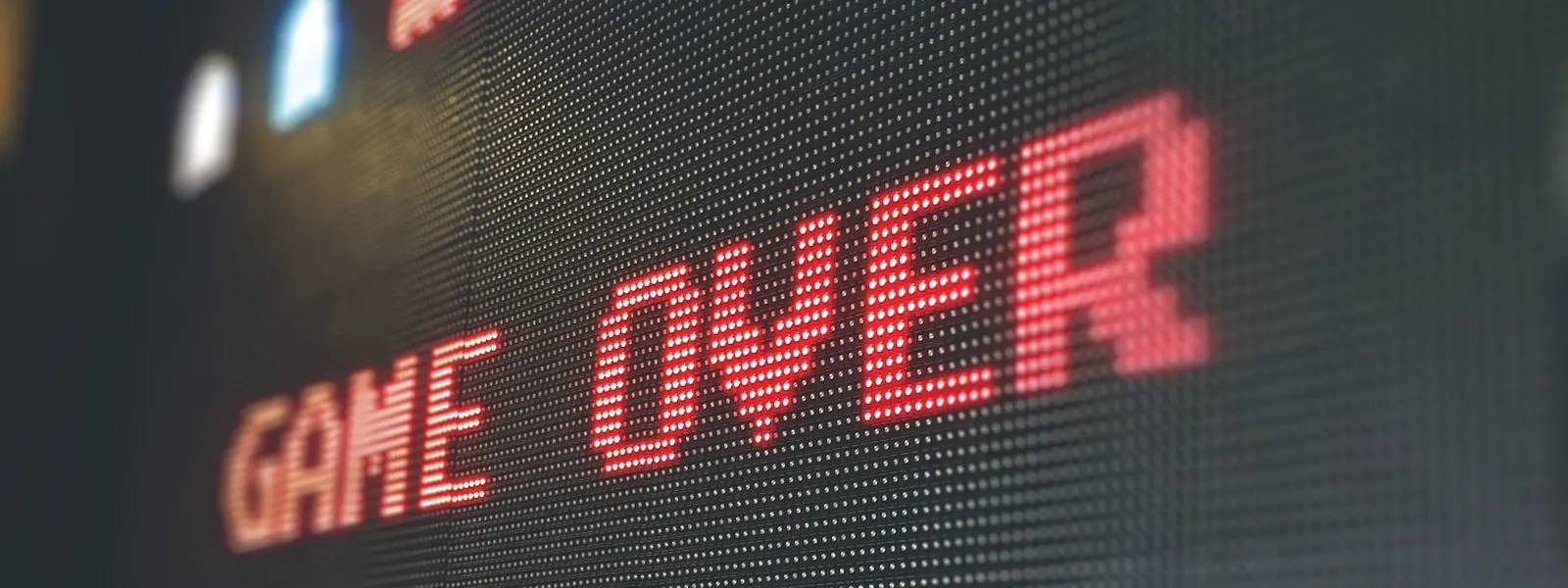 紅色像素風格的 GAME OVER 遊戲畫面,代表遊戲開發技術