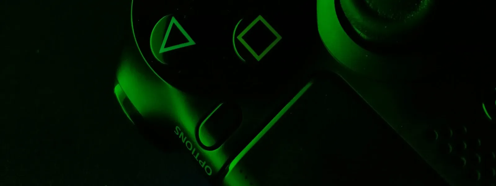 深色環境中的遊戲手把，象徵家用主機遊戲體驗