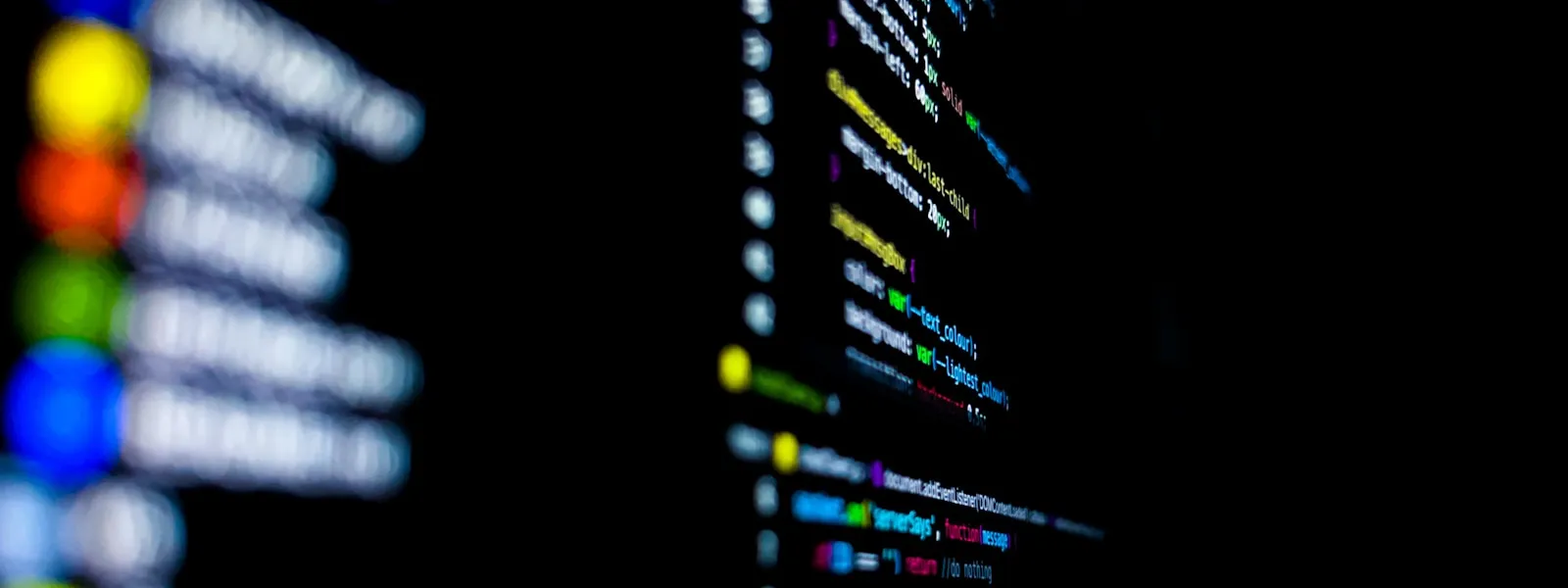 深色終端機畫面上捲動的程式碼，象徵在 Linux 伺服器上進行命令列安裝作業