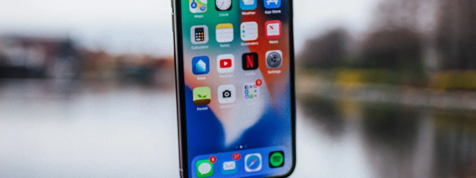 iPhone 螢幕顯示應用程式圖示,象徵行動裝置畫面方向設定