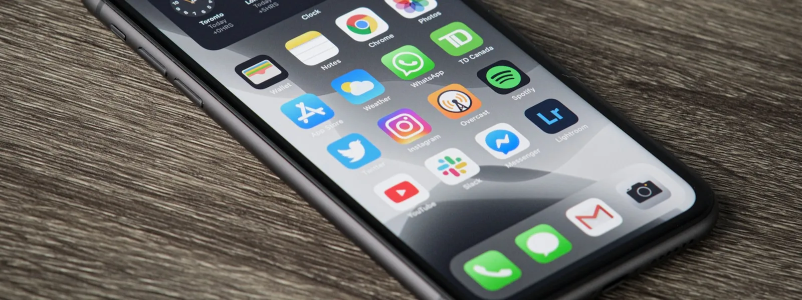 iPhone 螢幕上顯示滿滿的 App 圖示，呈現 iOS 介面元件