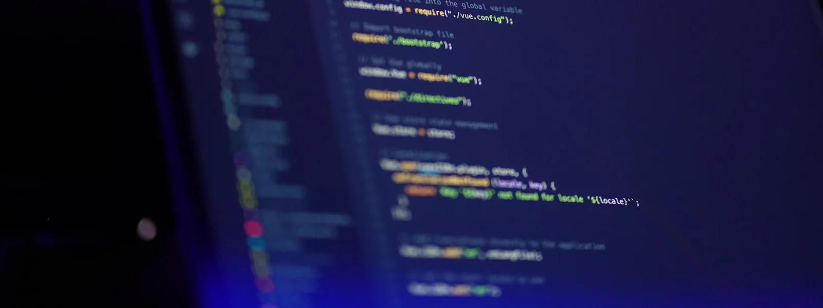 Kubernetes 容器資源管理示意圖，藍色調的貨櫃碼頭與起重機
