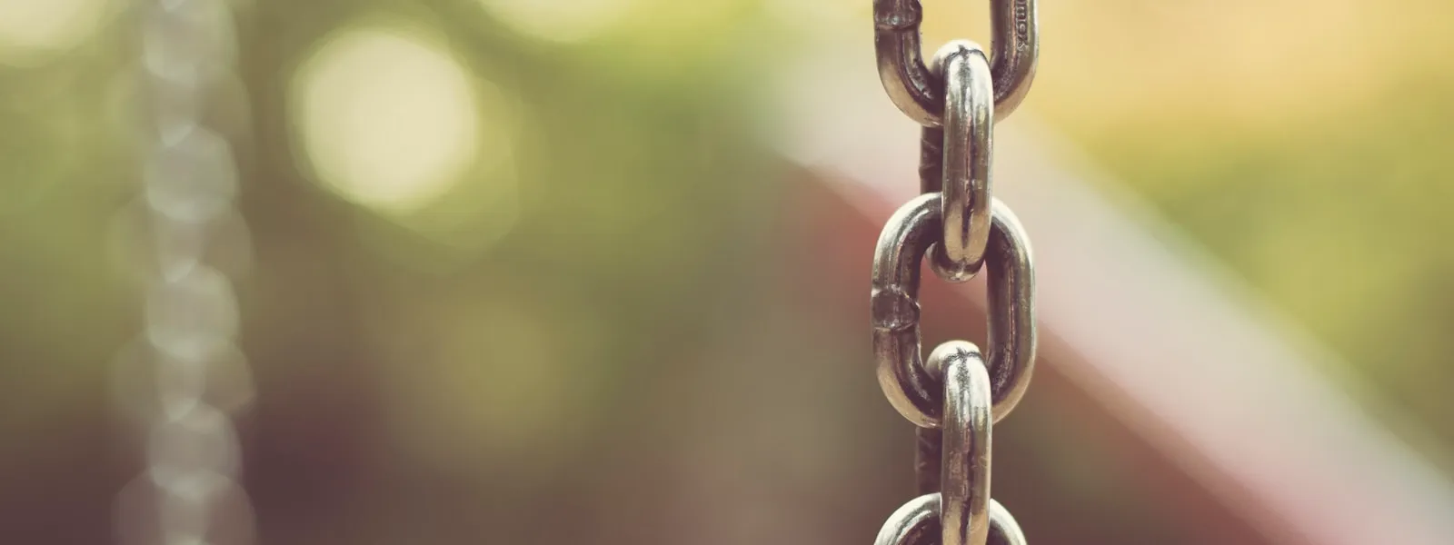 以鏈環連接象徵 LangChain 基礎鏈把 LLM 模組串接成應用程式的概念圖