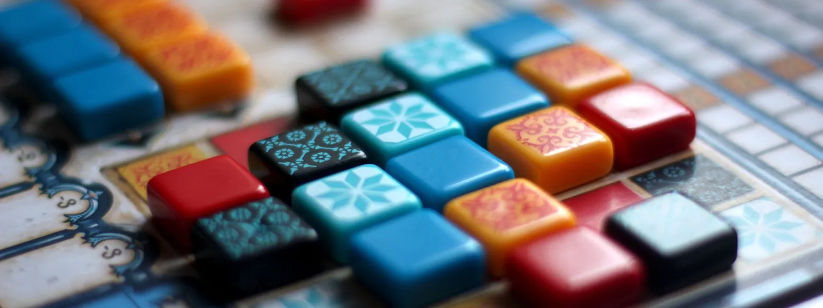 棋盤上多種顏色的方塊整齊排列，象徵連連看遊戲盤面與連線消除邏輯