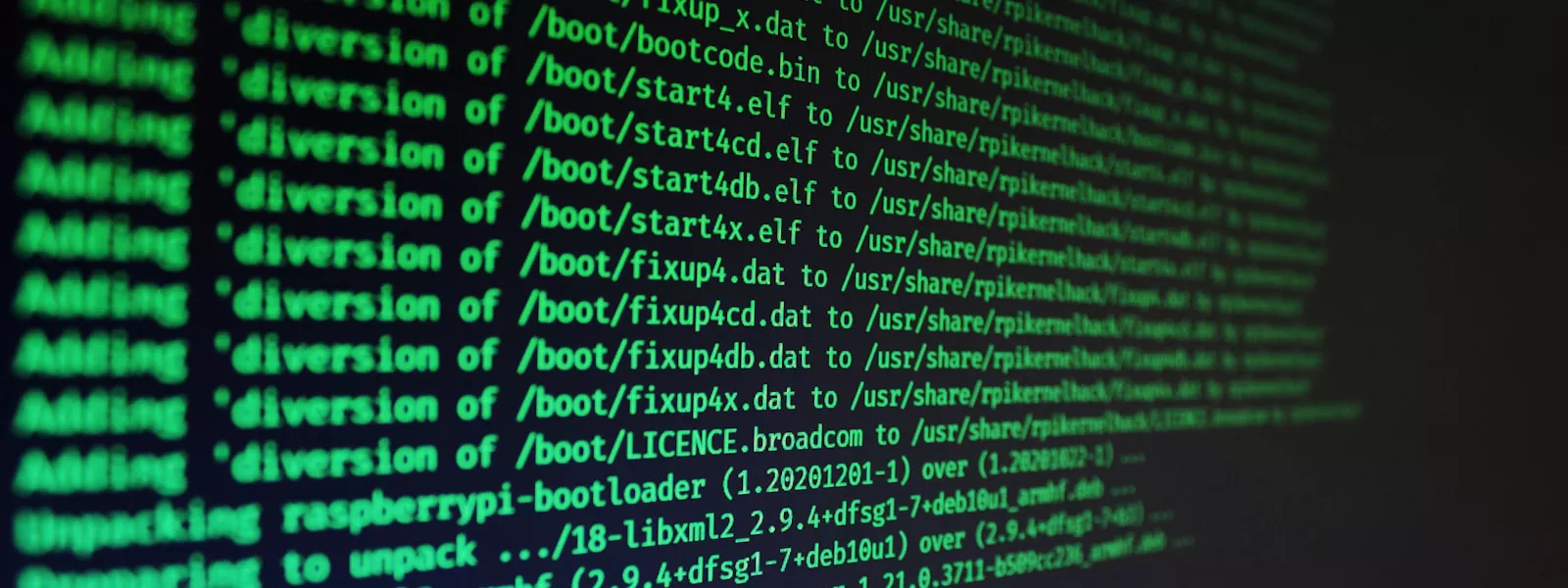深色螢幕上捲動的綠色終端機文字,象徵 Linux 伺服器上的 process 監控