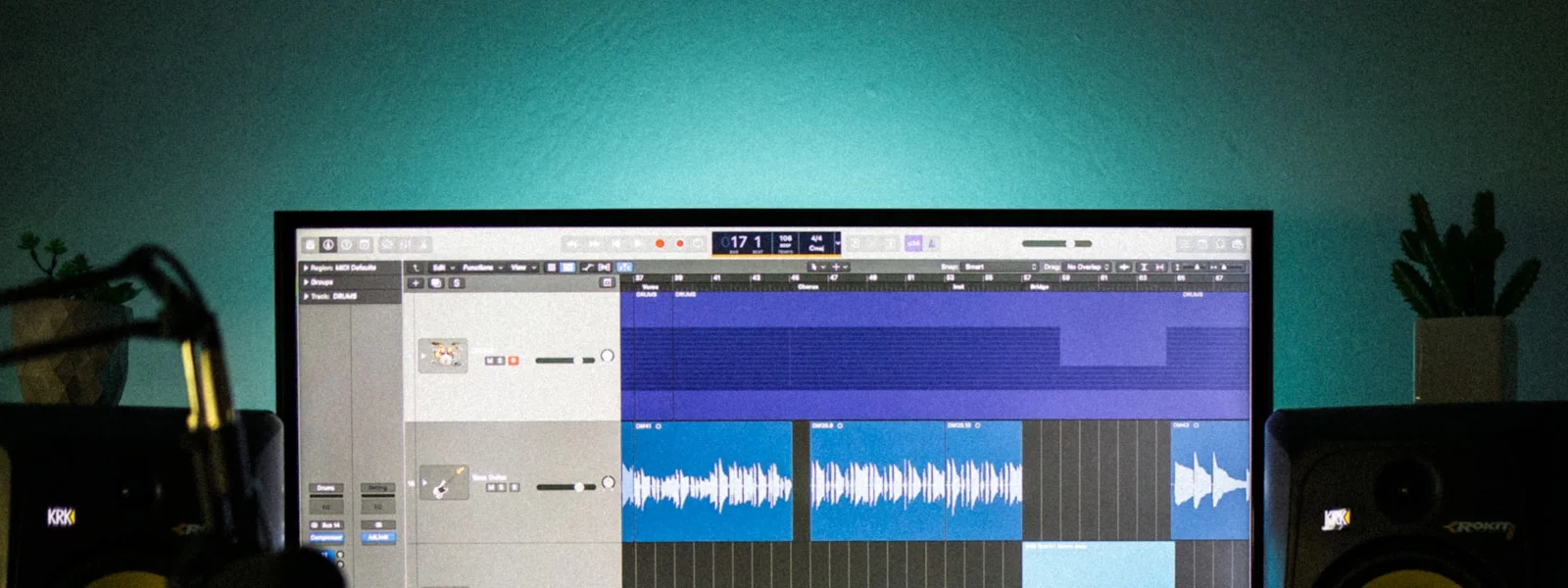 深色工作環境中的電腦螢幕顯示影音製作軟體介面，象徵 OBS Studio 的啟動與自動化設定