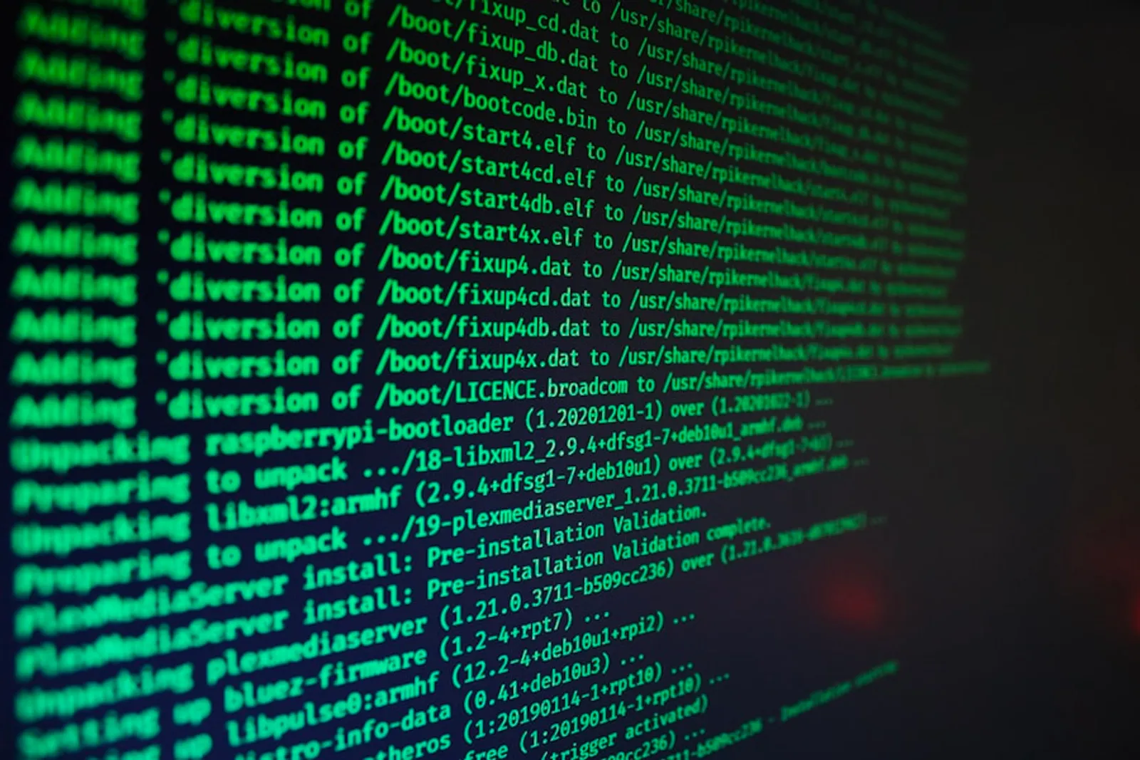 Linux 終端機中執行 rm 指令刪除目錄的示意畫面