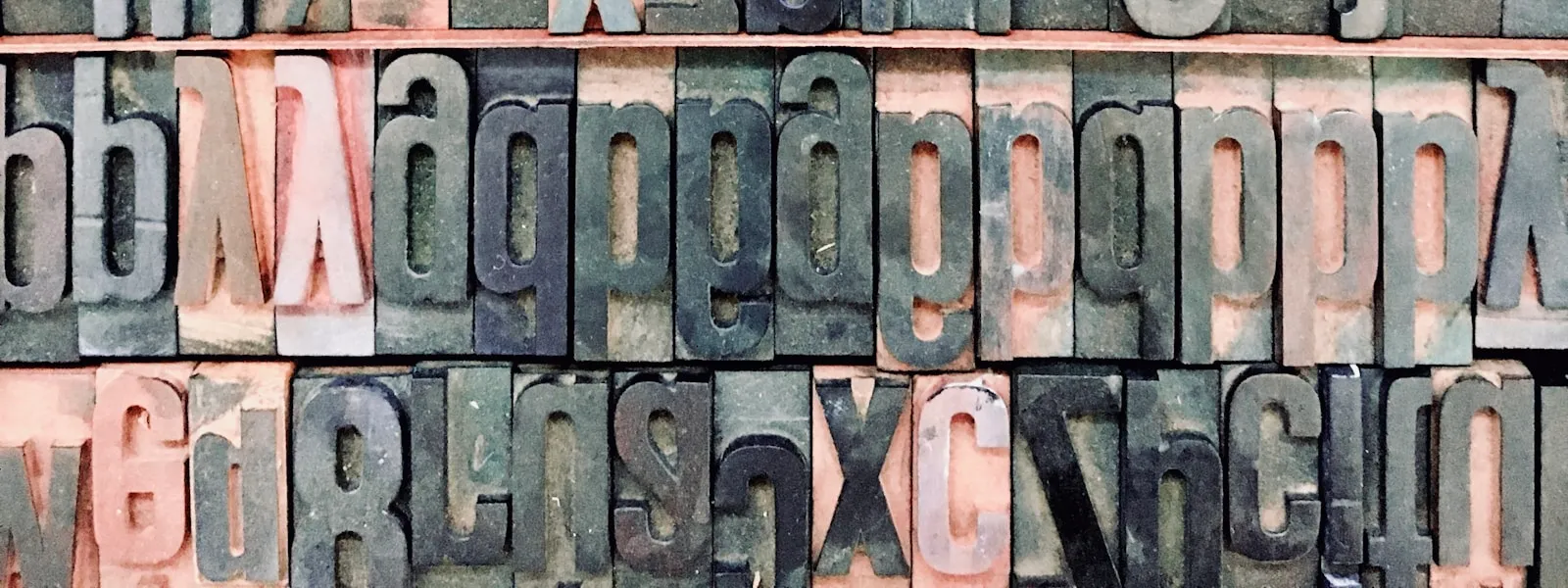 排列成字母牆的老式活版印刷鉛字