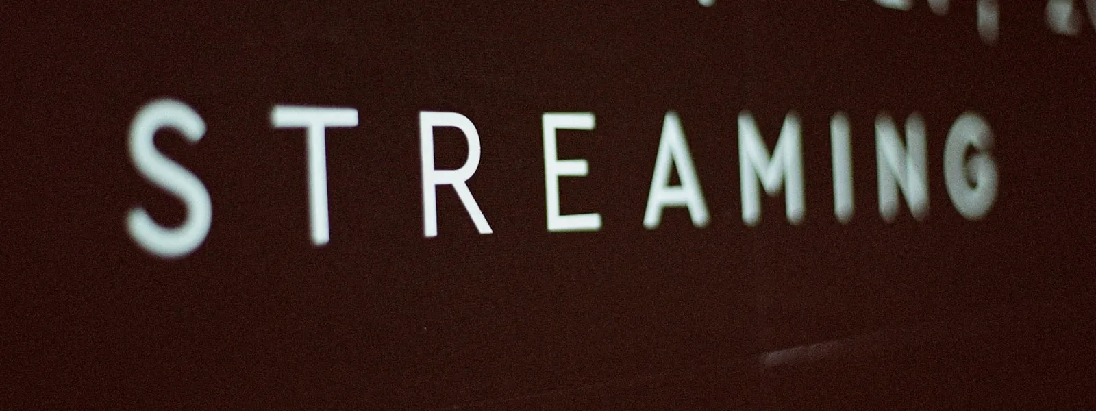 串流網路協定架構示意圖，包含 FFmpeg、WebRTC 與 SRT 在 OSI 模型中的層次定位