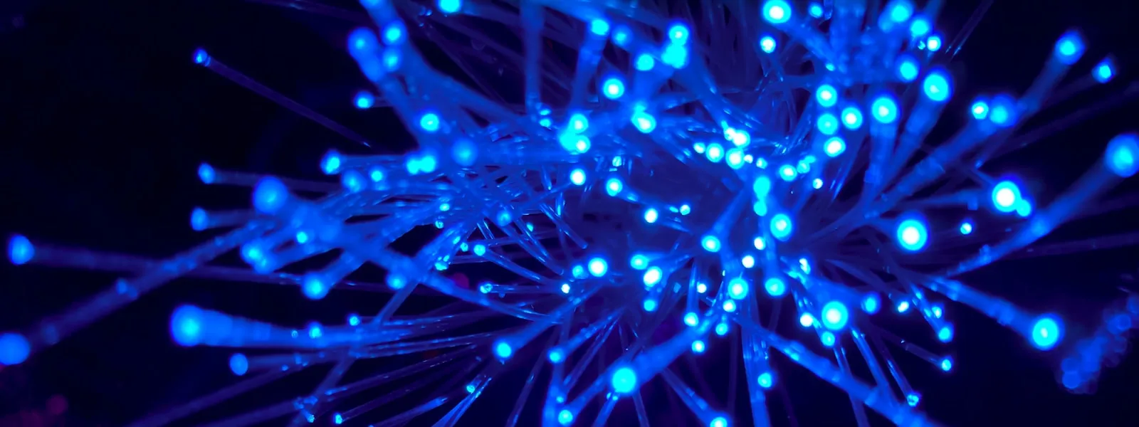 TCP 與 UDP 串流協定比較示意圖，涵蓋 RTP、RTSP、SRT、QUIC、RTMP 與 HLS